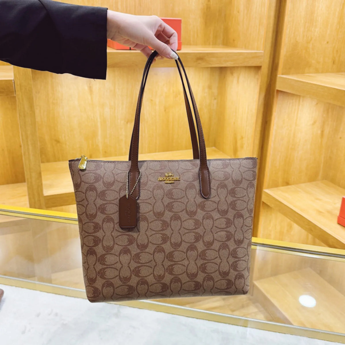 2026 High-End Women's Retro Handbag Large-Capacity European