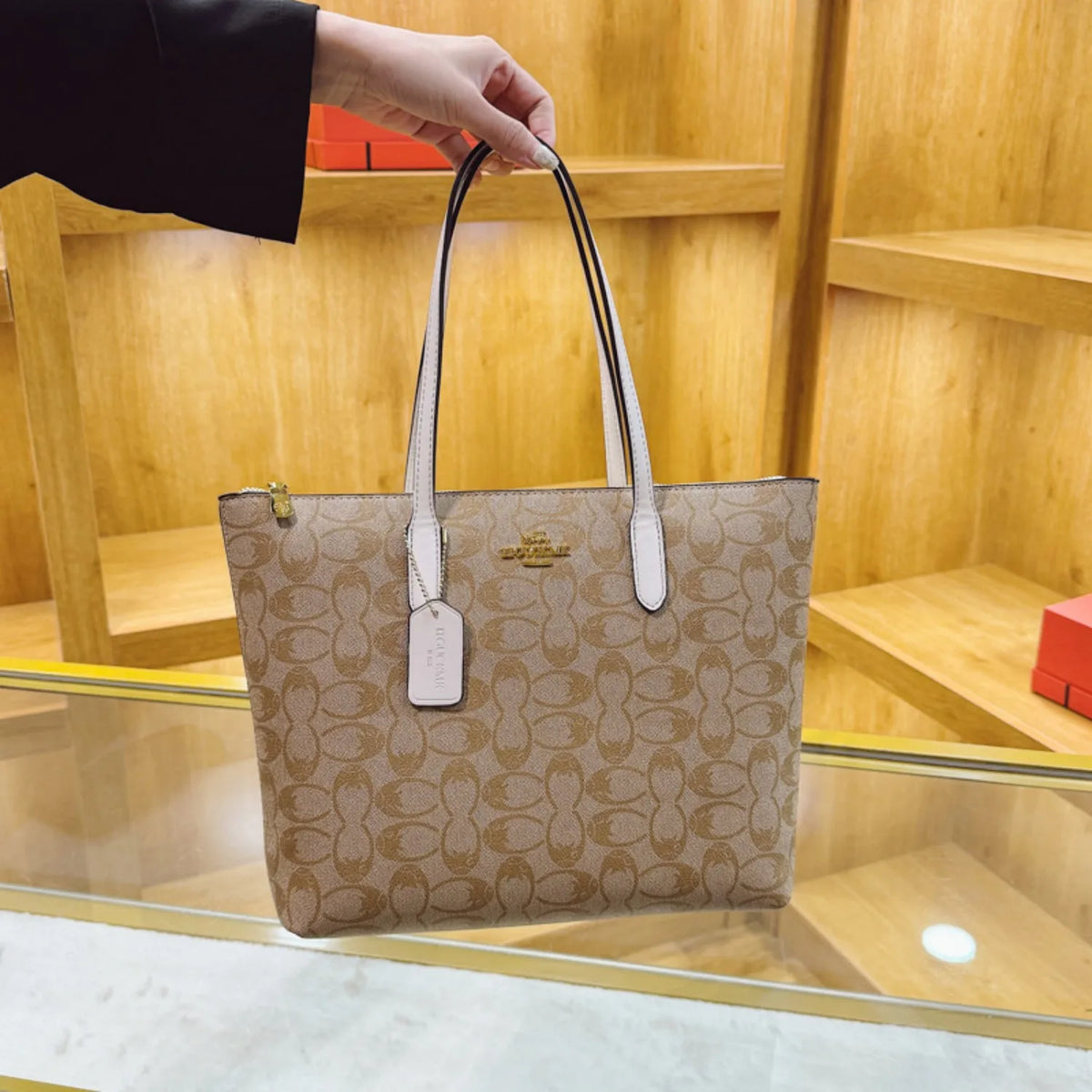2026 High-End Women's Retro Handbag Large-Capacity European
