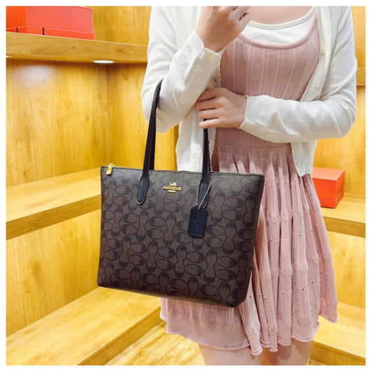 2026 High-End Women's Retro Handbag Large-Capacity European